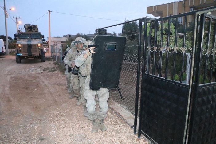 Şanlıurfa'da 63 adrese uyuşturucu baskını: 100'den fazla şüpheli gözaltında -2