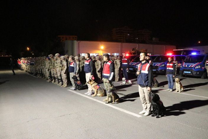 Şanlıurfa'da 63 adrese uyuşturucu baskını: 100'den fazla şüpheli gözaltında -8
