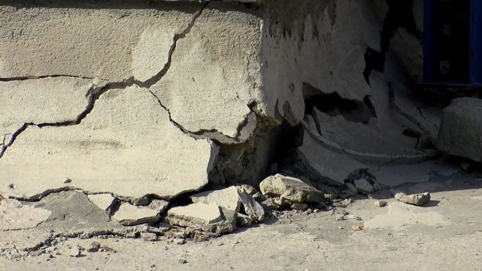 Avcılar'da korkutan çatlaklar -5