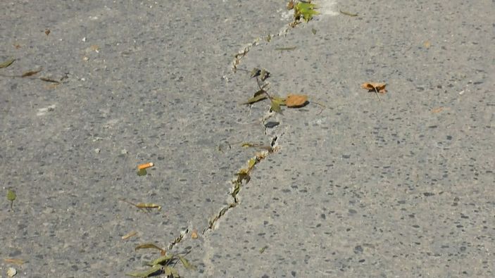 Avcılar'da korkutan çatlaklar -2
