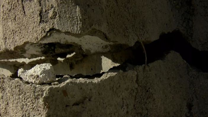 Avcılar'da korkutan çatlaklar -6