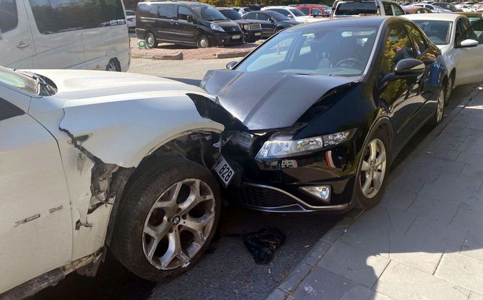 d Direksiyonda epilepsi nöbeti geçiren sürücü, cipiyle 2 araca çarptı -2