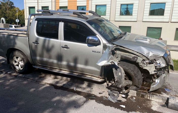 Direksiyonda epilepsi nöbeti geçiren sürücü, cipiyle 2 araca çarptı -4