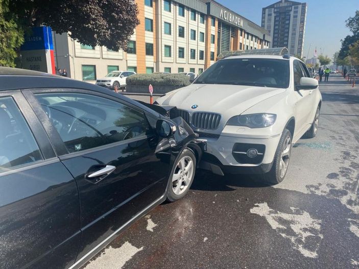 d Direksiyonda epilepsi nöbeti geçiren sürücü, cipiyle 2 araca çarptı -6