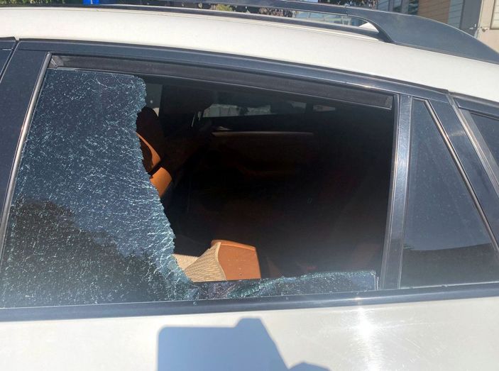 Direksiyonda epilepsi nöbeti geçiren sürücü, cipiyle 2 araca çarptı -5