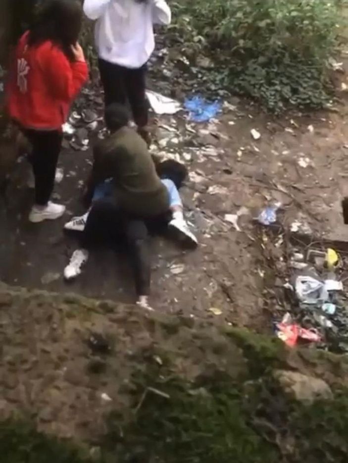 Genç kızlar, akranlarını döverken çektikleri görüntüyü sosyal medyada paylaştı -1