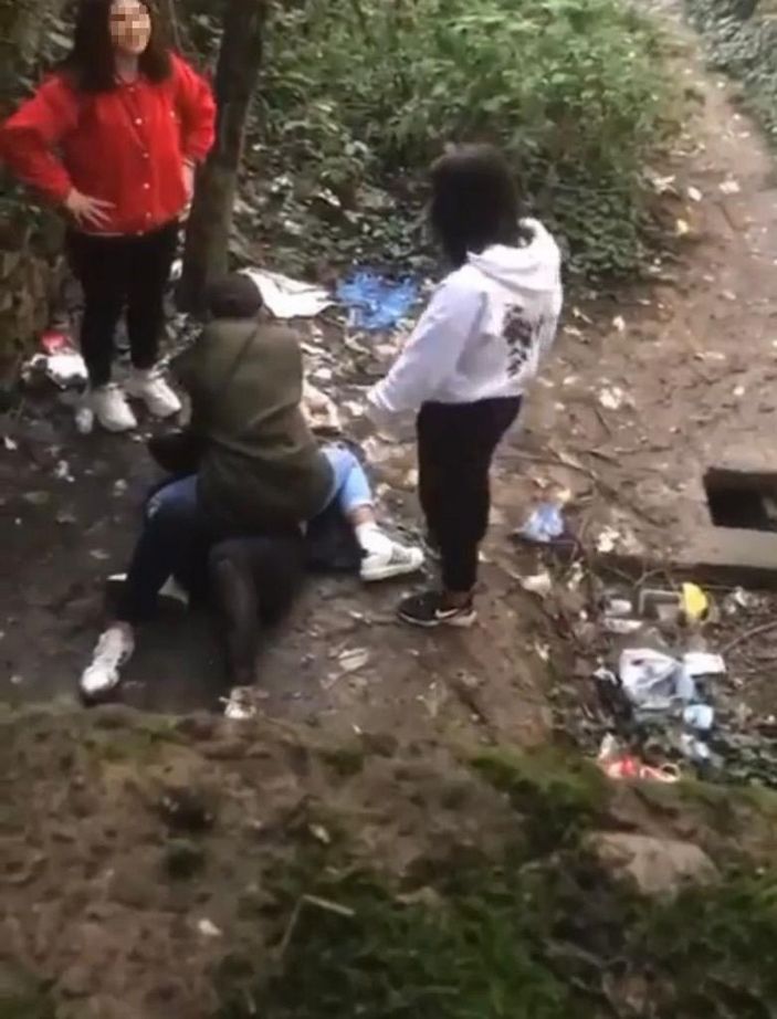 Genç kızlar, akranlarını döverken çektikleri görüntüyü sosyal medyada paylaştı -4