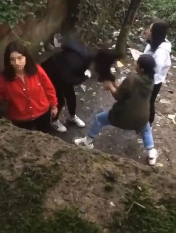 Genç kızlar, akranlarını döverken çektikleri görüntüyü sosyal medyada paylaştı -5