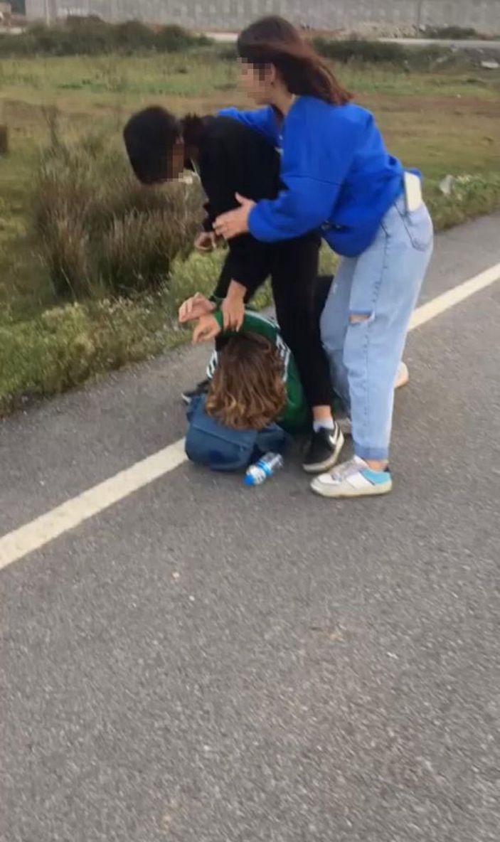 Genç kızlar, akranlarını döverken çektikleri görüntüyü sosyal medyada paylaştı -6