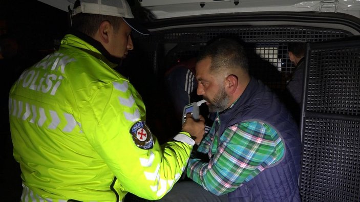 Dur ihtarına uymayan sürücü polis barikatına takıldı, 'Polisleri şaka yapan arkadaşım sandım' dedi -6