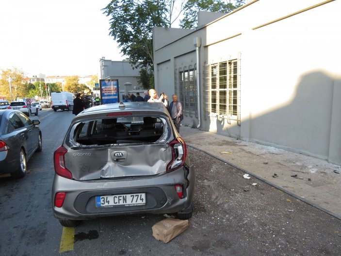 Kadıköy'de İETT otobüsü müzenin duvarına çarptı -5
