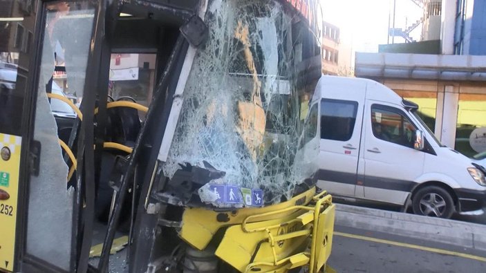 Kadıköy'de İETT otobüsü müzenin duvarına çarptı -1