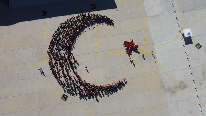 '29 Ekim'e özel koreografi; 1000 kişi hilal, akrobasi uçağı ise yıldız oldu -3