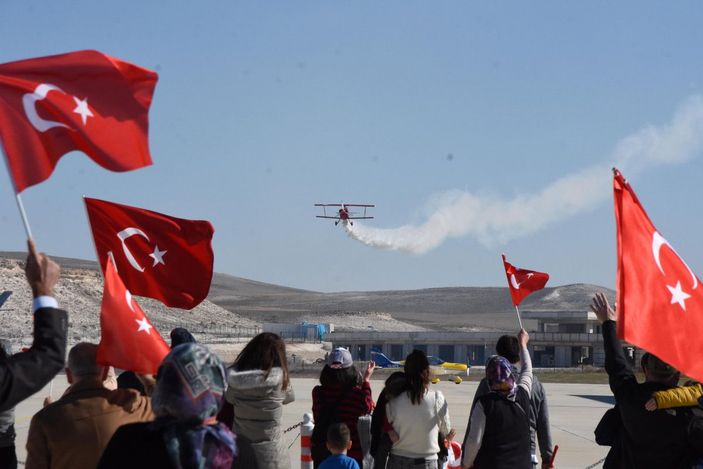 '29 Ekim'e özel koreografi; 1000 kişi hilal, akrobasi uçağı ise yıldız oldu -4