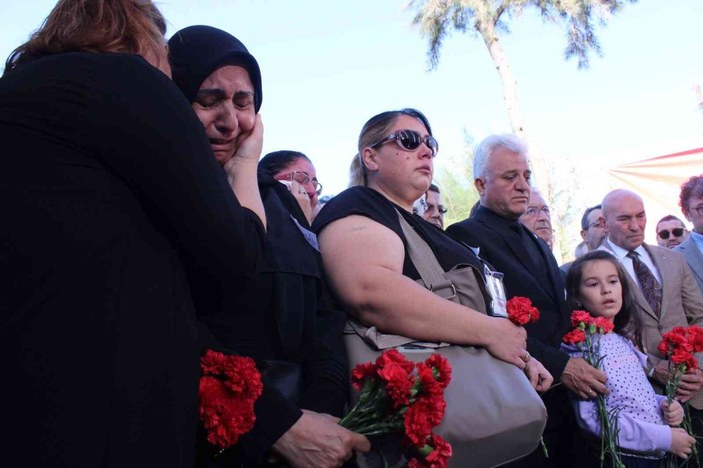 İzmir depreminde hayatlarını kaybedenler gözyaşları ile anıldı -1