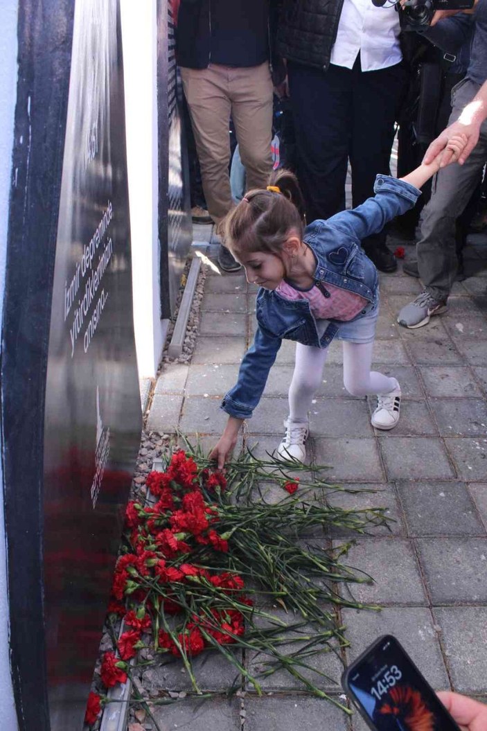 İzmir depreminde hayatlarını kaybedenler gözyaşları ile anıldı -9