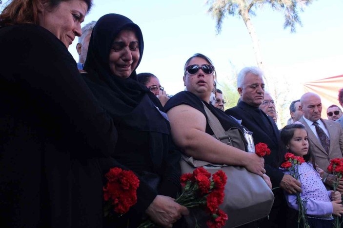 İzmir depreminde hayatlarını kaybedenler gözyaşları ile anıldı -4