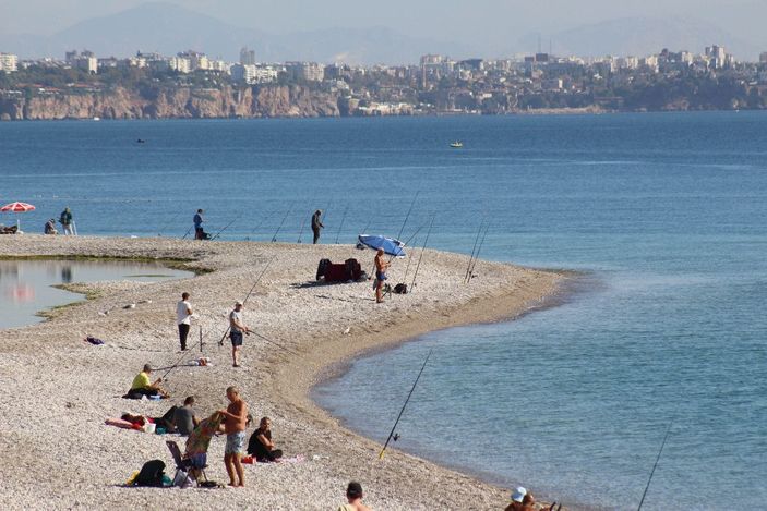 Antalya'da hava ve deniz suyu sıcaklığı 25 derece; sahil dolu -4