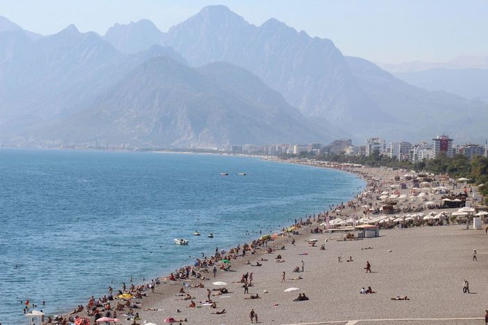 Antalya'da hava ve deniz suyu sıcaklığı 25 derece; sahil dolu -6