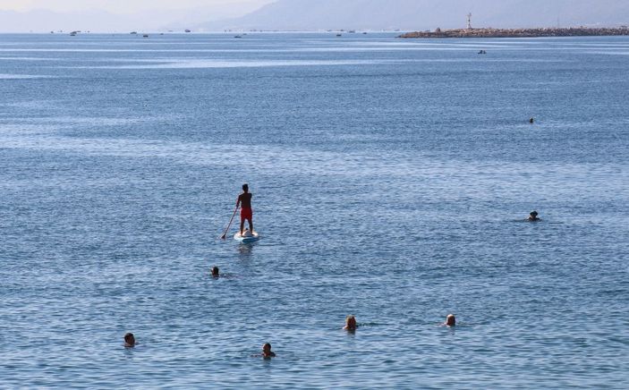 Antalya'da hava ve deniz suyu sıcaklığı 25 derece; sahil dolu -7