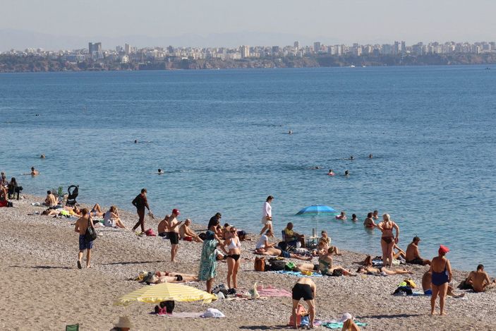 Antalya'da hava ve deniz suyu sıcaklığı 25 derece; sahil dolu -9
