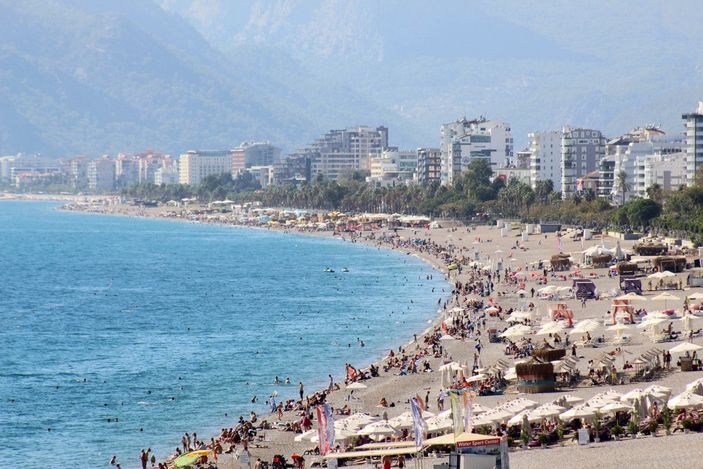 Antalya'da hava ve deniz suyu sıcaklığı 25 derece; sahil dolu -1
