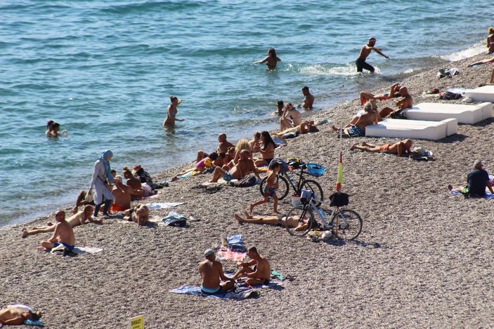 Antalya'da hava ve deniz suyu sıcaklığı 25 derece; sahil dolu -3