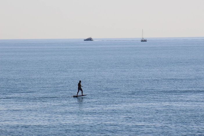 Antalya'da hava ve deniz suyu sıcaklığı 25 derece; sahil dolu -10