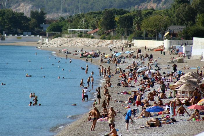 Antalya'da hava ve deniz suyu sıcaklığı 25 derece; sahil dolu -2