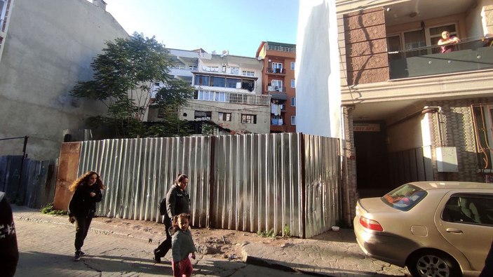 Beyoğlu'nda 6 katlı binanın istinat duvarı çöktü -1