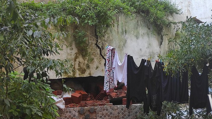 Beyoğlu'nda 6 katlı binanın istinat duvarı çöktü -3