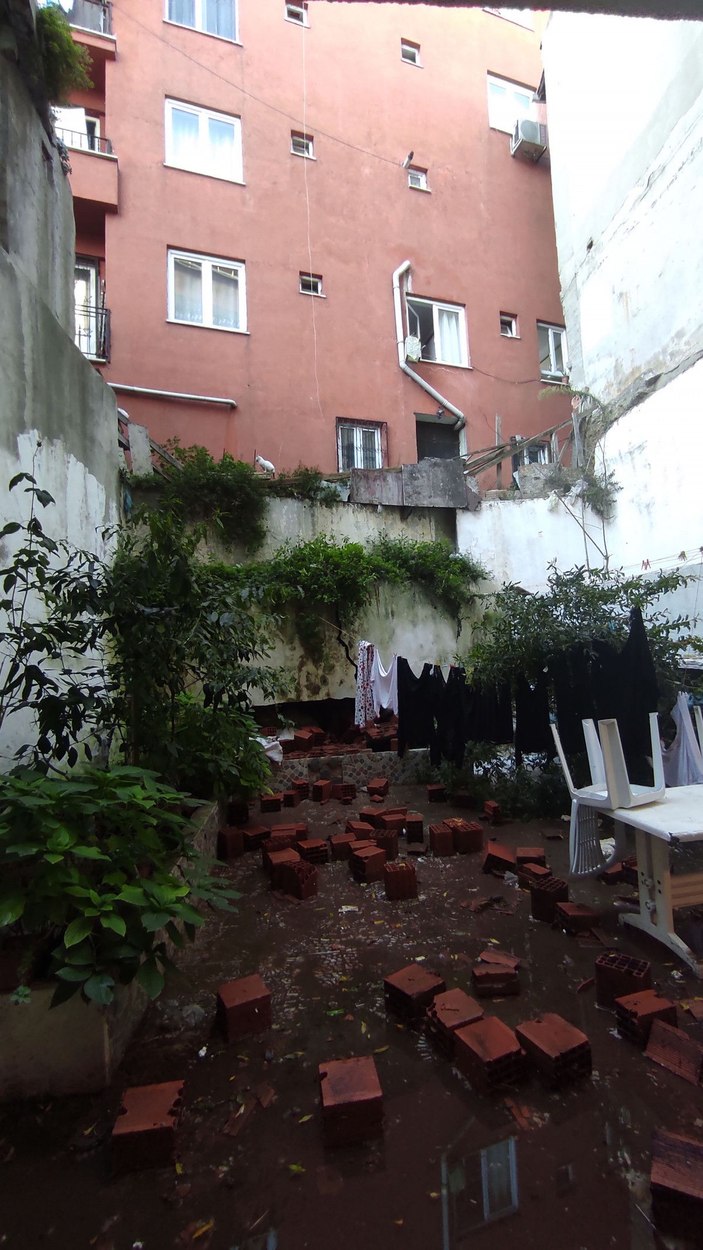 Beyoğlu'nda 6 katlı binanın istinat duvarı çöktü -4
