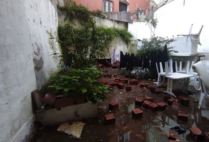Beyoğlu'nda 6 katlı binanın istinat duvarı çöktü -2