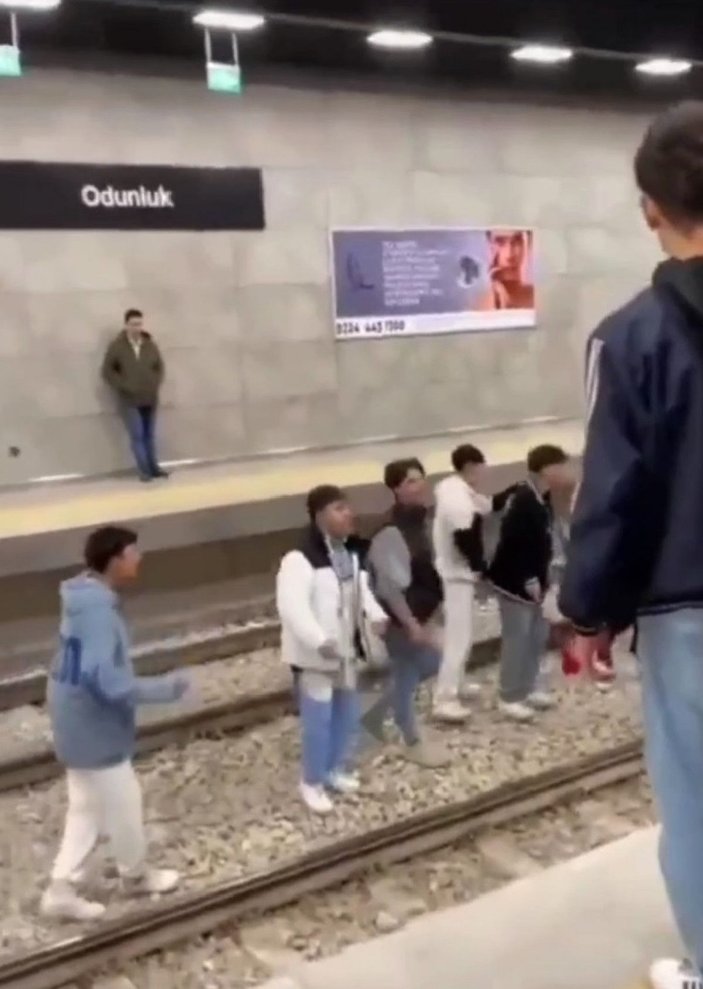 Bursa’da bir grup genç, istasyonda metro raylarına indi -4