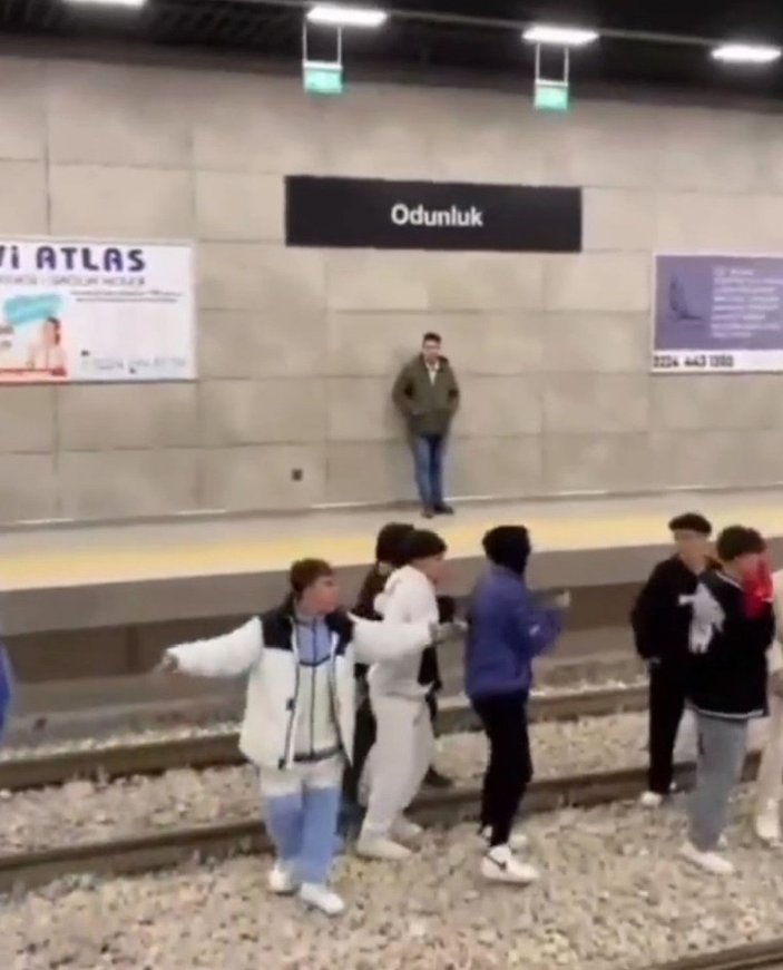 Bursa’da bir grup genç, istasyonda metro raylarına indi -1