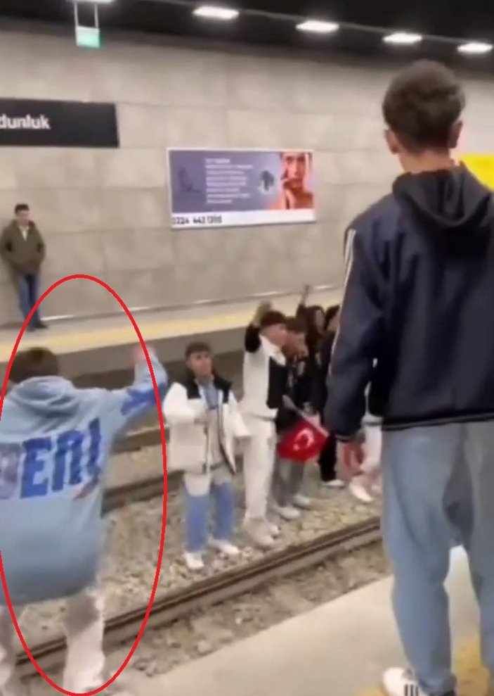 Bursa’da bir grup genç, istasyonda metro raylarına indi -2