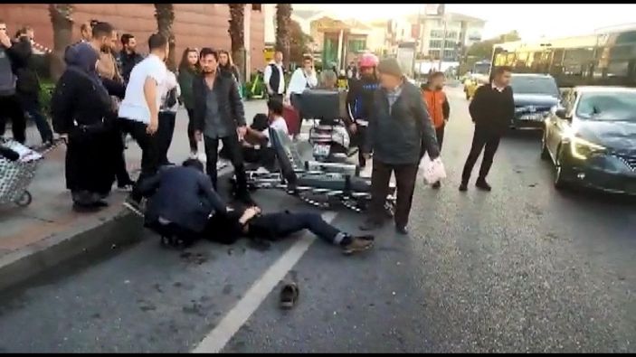 Yolun karşısına koşarak geçmeye çalışan yayalara otomobil çarptı -1