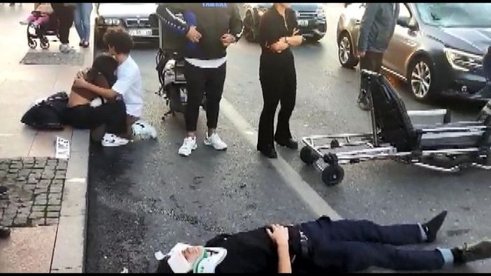 Yolun karşısına koşarak geçmeye çalışan yayalara otomobil çarptı -6