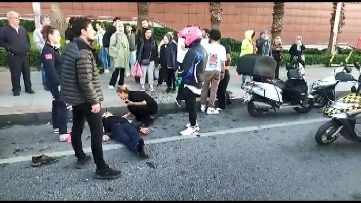 Yolun karşısına koşarak geçmeye çalışan yayalara otomobil çarptı -9
