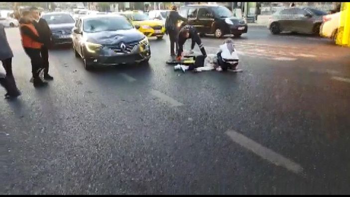 Yolun karşısına koşarak geçmeye çalışan yayalara otomobil çarptı -2