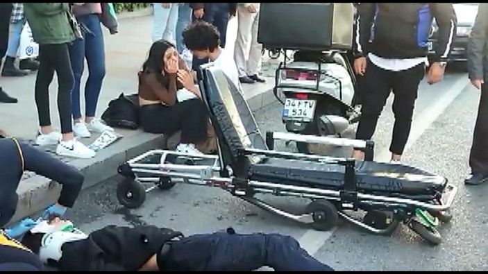 Yolun karşısına koşarak geçmeye çalışan yayalara otomobil çarptı -4