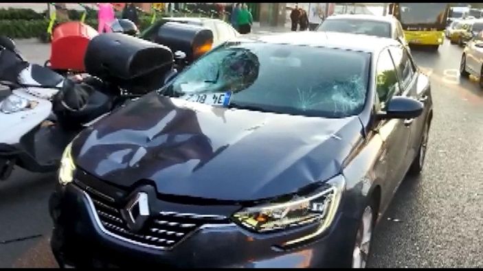 Yolun karşısına koşarak geçmeye çalışan yayalara otomobil çarptı -8