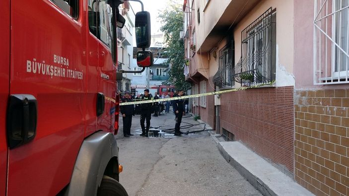 Yemek yaparken mutfakta çıkan yangında ağır yaralandı -4
