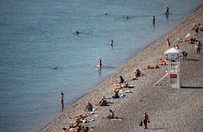 d Antalya'da turistler 24 derece su sıcaklığında denize girdi -2