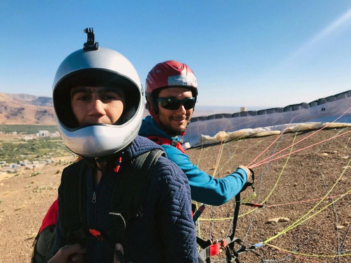 Muğla'dan gelen yamaç paraşütçü çift, Derik'te çocuklarla uçtu -4