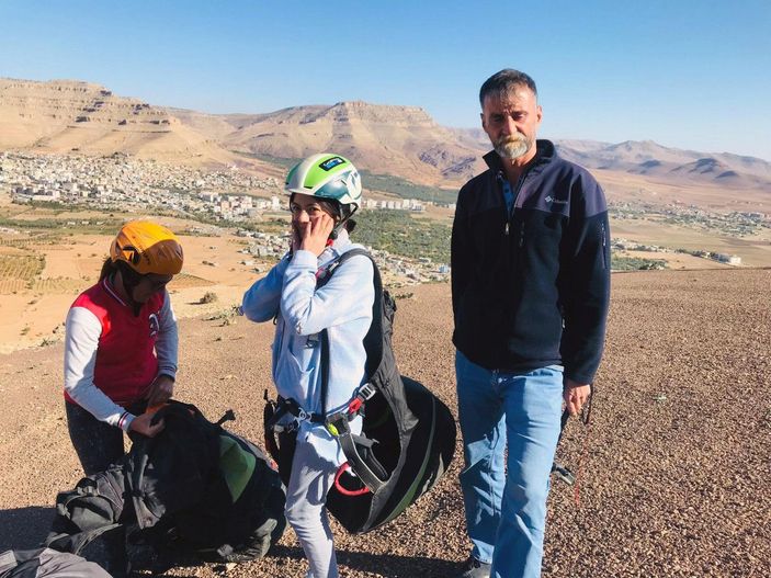 Muğla'dan gelen yamaç paraşütçü çift, Derik'te çocuklarla uçtu -7