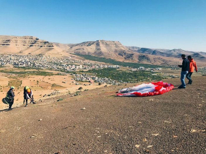 Muğla'dan gelen yamaç paraşütçü çift, Derik'te çocuklarla uçtu -2