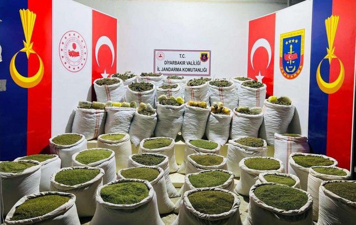 İçişleri: Diyarbakır'da 750 kilo toz esrar ile 1200 kilo kubar esrar ele geçirildi -1