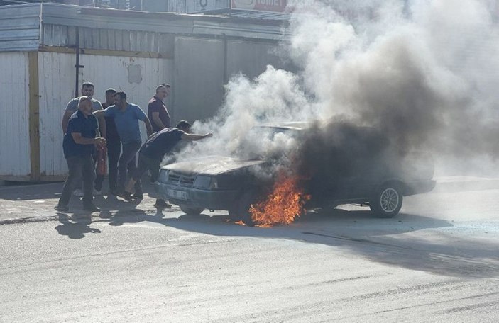 Satış için notere götürmeye hazırlandığı otomobili alev alev yandı -4