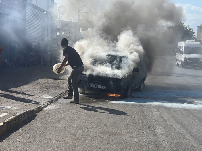 Satış için notere götürmeye hazırlandığı otomobili alev alev yandı -5